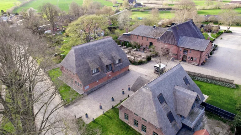 Luftaufnahme von Hof Bissee mit den Gästehäusern zwischen Feldern, Hof Bissee