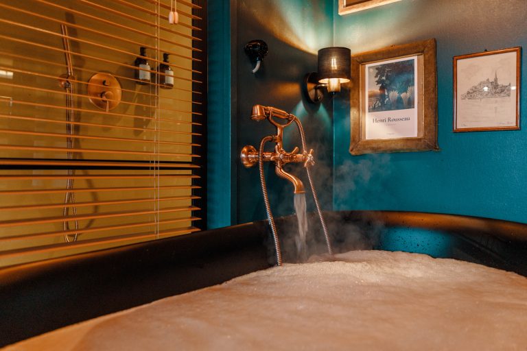 Cabin No.3: Bathtub with steaming water and copper fittings, Hof Bissee