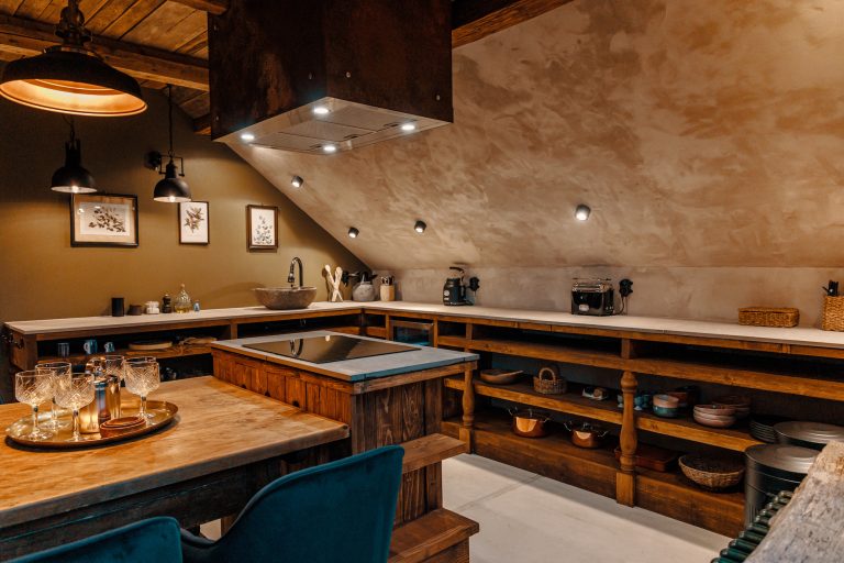 Cabin No.4: Kitchen with kitchen island and dining table, Hof Bissee