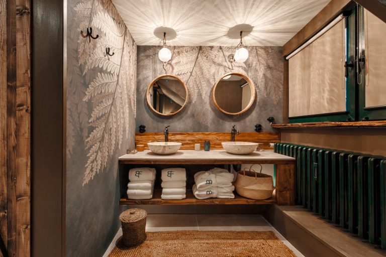 Cabin No.4: Double washbasin with round mirrors, Hof Bissee