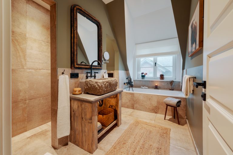 Room No.6: Bathroom with stone washbasin and bathtub, Hof Bissee