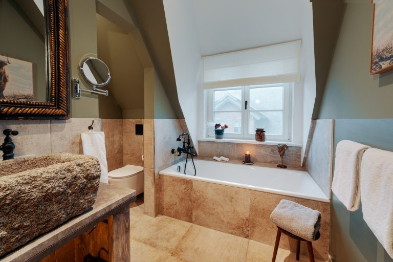 Room No.6: Bathtub under the window, Hof Bissee