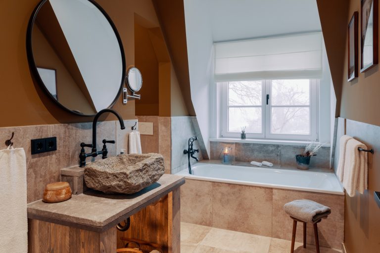 Room No.9: Washbasin with stone basin and bathtub, Hof Bissee
