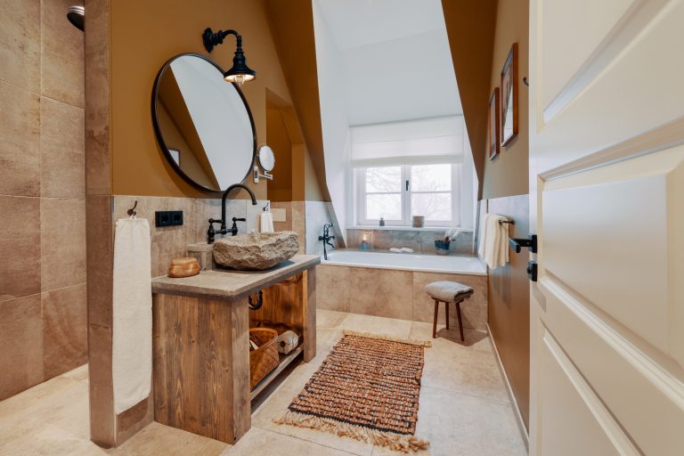 Room No.9: Bathroom with stone sink and bathtub, Hof Bissee