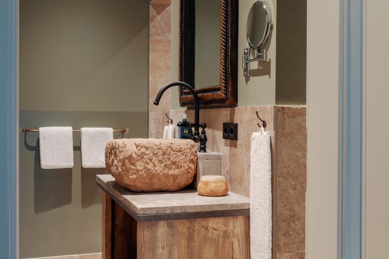 Room No.8: Washbasin with stone basin, Hof Bissee