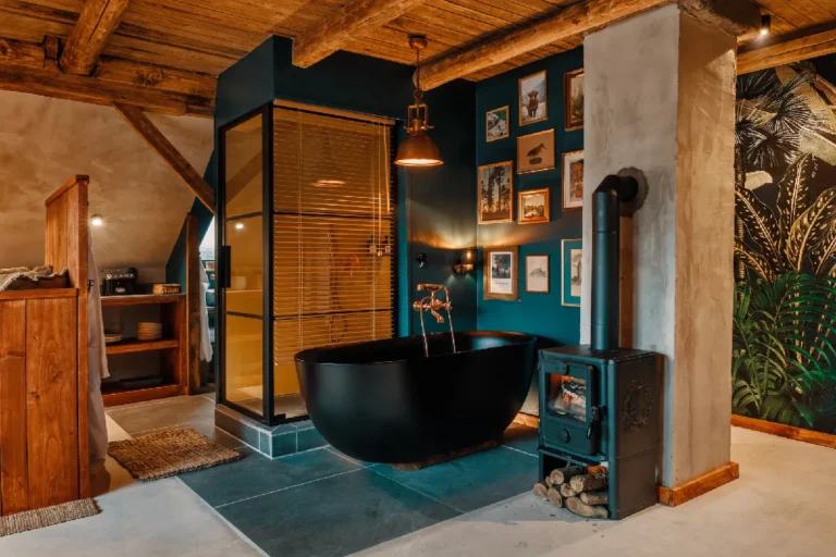 Cabin No.3: Freestanding bathtub, wood-burning stove and glass shower, Hof Bissee