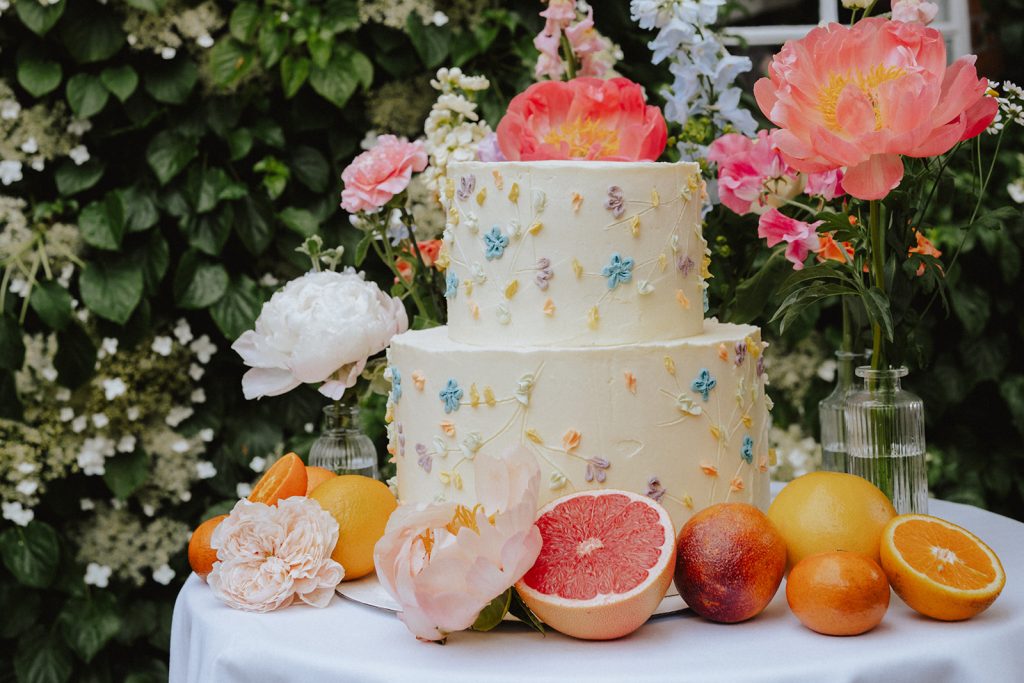 Wedding venue: Wedding cake with flowers and citrus fruits, Hof Bissee
