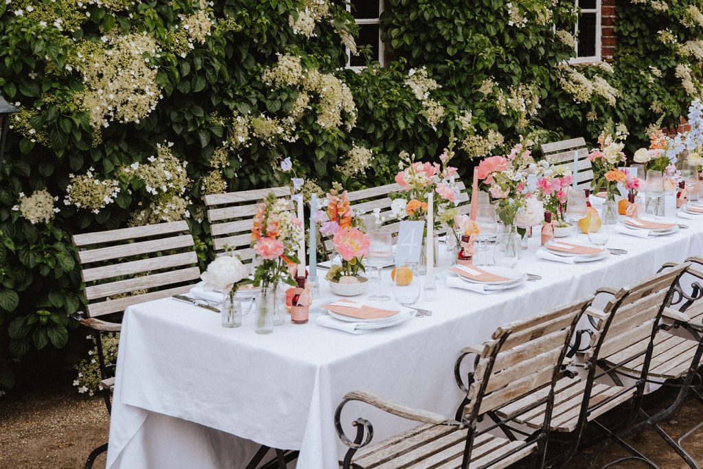 Wedding venue: Wedding table in the garden in front of hydrangeas, Hof Bissee