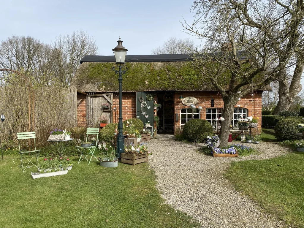 Das Gartenhaus with thatched roof and spring decorations, Hof Bissee