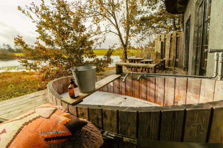 Cabin River: Hot tub on the terrace with a view of the countryside, Hof Bissee