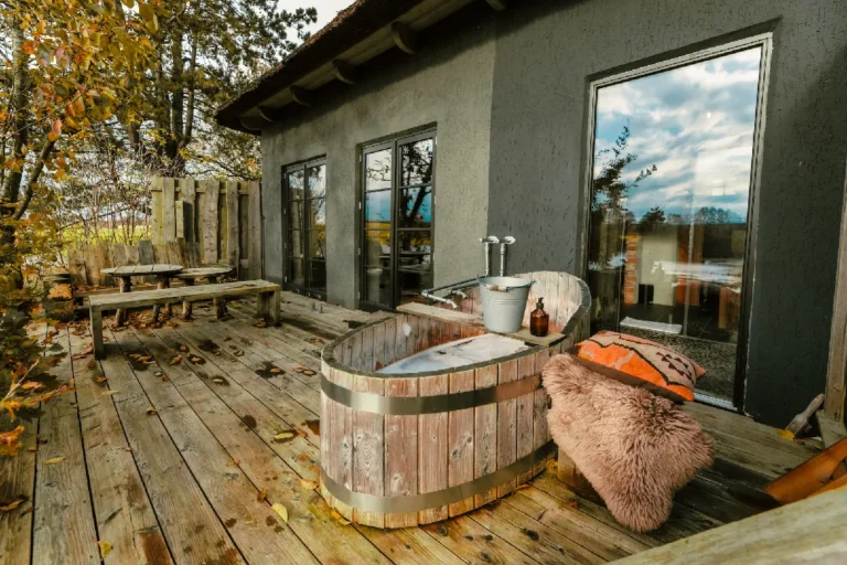 Cabin River: Holzterrasse mit Hot Tub und Fell, Hof Bissee