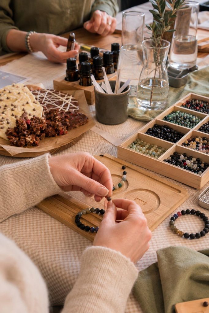 Oil workshop: Making bracelets with beads and scent stones, Hof Bissee