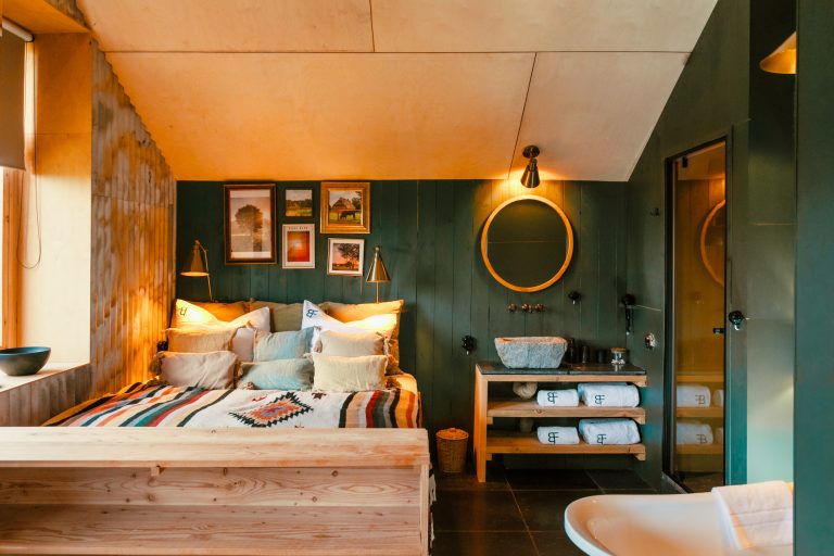 Cabin No.2: Sleeping area with double bed, bathtub and picture wall, Hof Bissee
