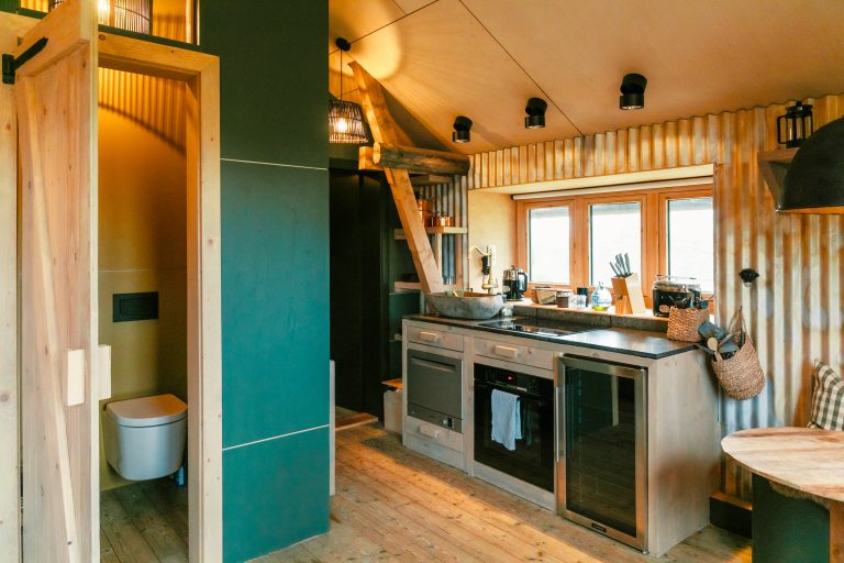 Cabin No.2: Kitchen with oven and guest toilet, Hof Bissee