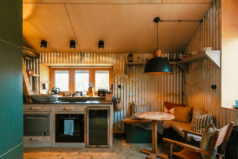 Cabin No.2: Kitchenette with dining table under the sloping ceiling, Hof Bissee