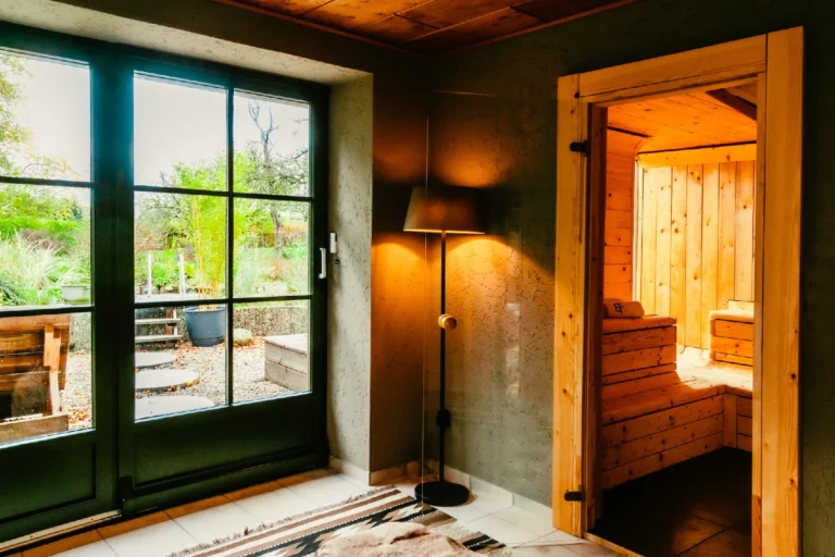 Farmhouse Spa: Relaxation room with views of the garden and sauna, Hof Bissee