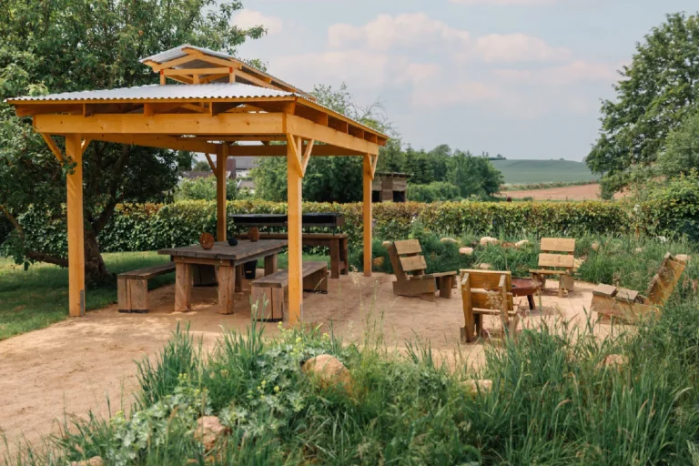 BBQ area Farmhouse: Covered barbecue pavilion with tables and sun loungers, Hof Bissee