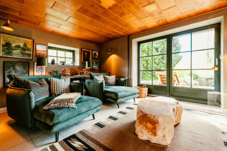 Farmhouse Spa: Lounge mit grünen Sofas und Holzdecke, Hof Bissee