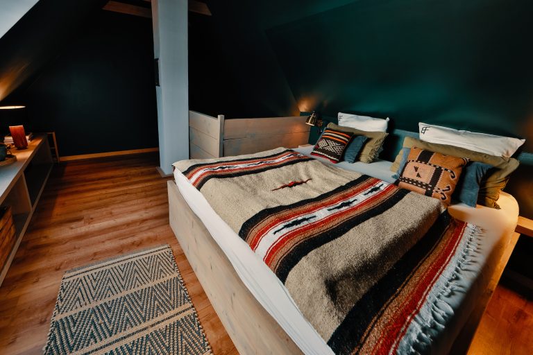 Cabin Forrest: Double bed with striped wool blanket, Hof Bissee