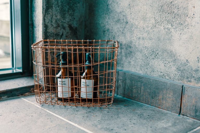 Cabin River: Basket with toiletries in the bathroom, Hof Bissee