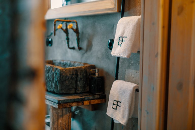 Cabin River: Stone washbasin with towels, Hof Bissee
