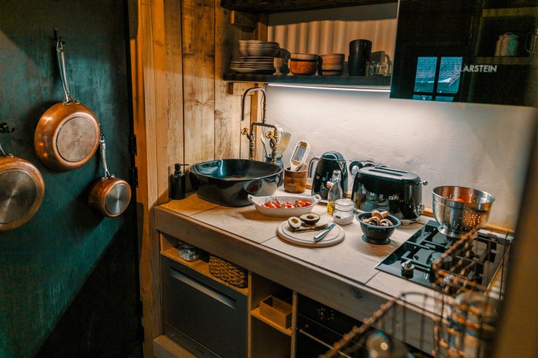 Cabin Forrest: Kitchenette with copper pots and breakfast, Hof Bissee