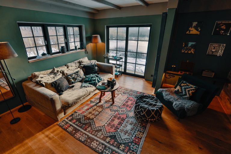 Cabin Forrest: Living room with sofa, rug and view of the water, Hof Bissee