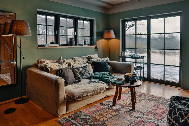Cabin Forrest: Living room with sofa and large windows, Hof Bissee
