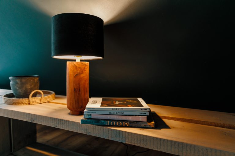 Cabin Forrest: Lamp and books on the sideboard, Hof Bissee