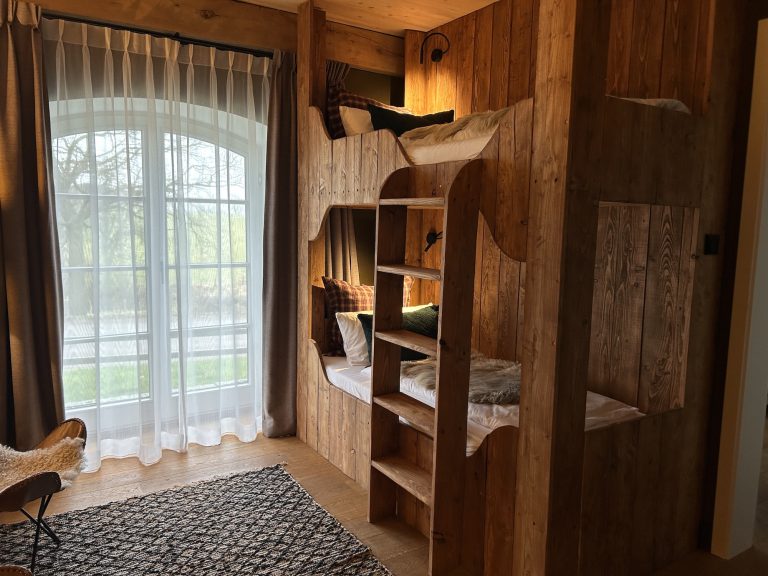 Room No.2: Wooden bunk bed by the window, Hof Bissee
