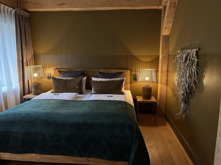 Room No.2: Double bed with green bedspread, Hof Bissee