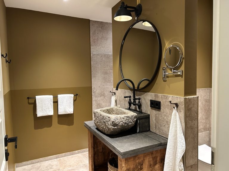 Room No.2: Washbasin with stone basin and round mirror, Hof Bissee