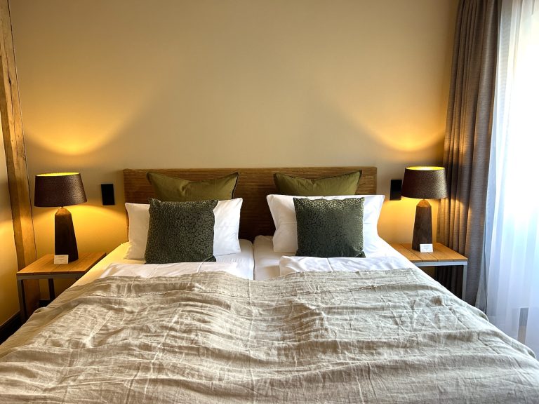 Room No.4: Double bed with green pillows, Hof Bissee