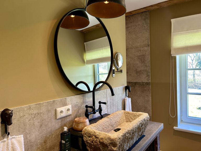 Room No.4: Washbasin with stone basin and round mirror, Hof Bissee