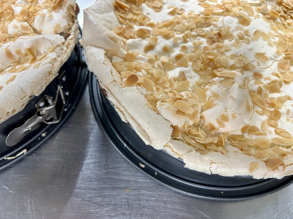 Home-baked cakes with flaked almonds, Hof Bissee