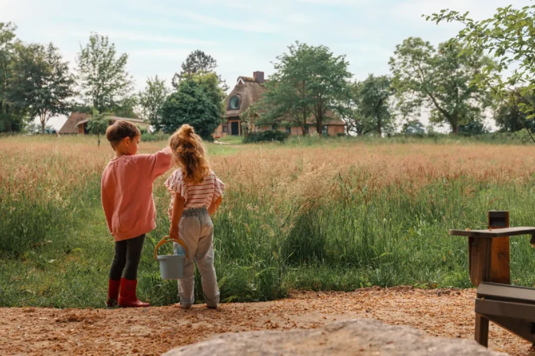 BBQ area Forrest: Two children on the meadow in front of the farm, Hof Bissee