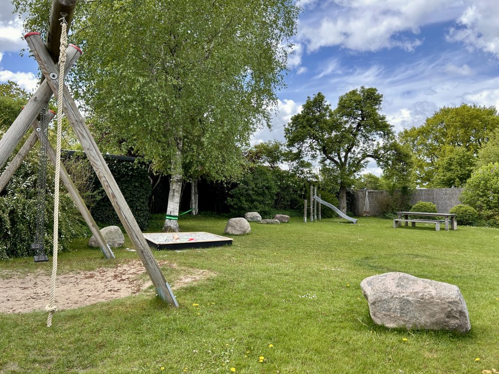 Legeplads med træstativ og kampesten, Hof Bissee