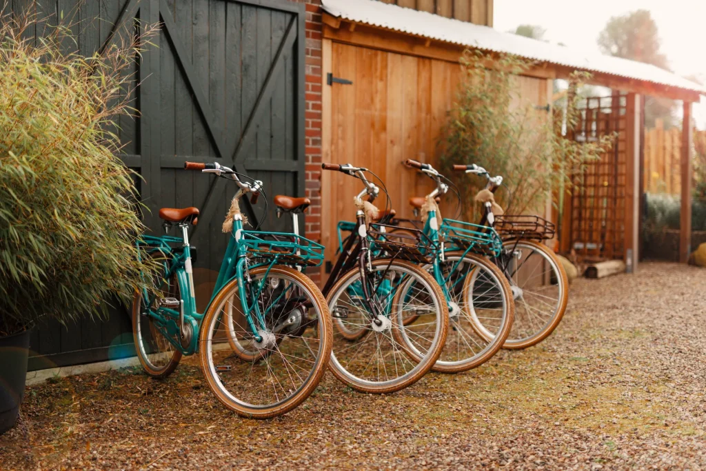 Lejecykler foran laden – cykeltur, Hof Bissee