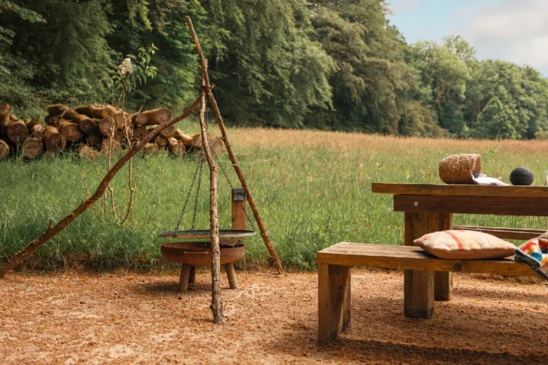 BBQ area Forrest: Three-legged fire pit and table in the meadow, Hof Bissee