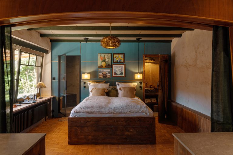 Cabin No.5: Bedroom with double bed and blue wall, Hof Bissee