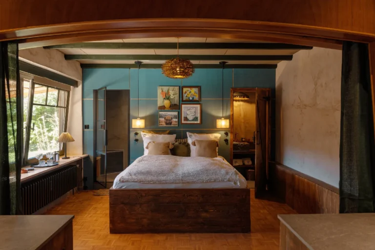 Cabin No.5: Schlafzimmer mit Doppelbett und blauer Wand, Hof Bissee