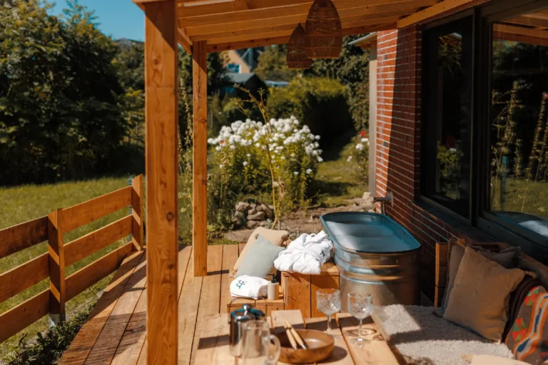 Cabin No.5: Überdachte Holzterrasse mit Hot Tub und Lounge-Ecke, Hof Bissee