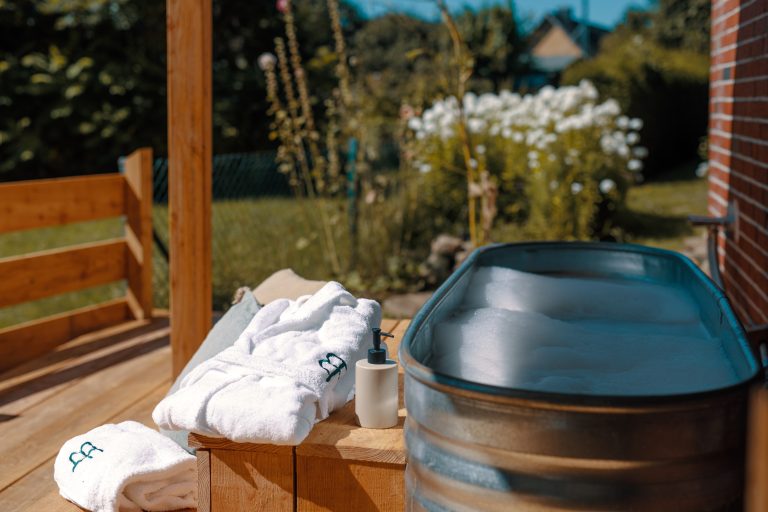 Cabin No.5: Hot tub and bathrobes on the wooden terrace, Hof Bissee