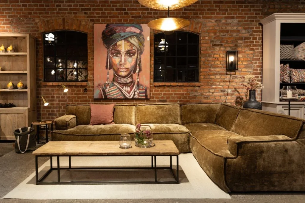 Showroom von Russ Einrichtungen mit Ecksofa vor Backsteinwand, Hof Bissee