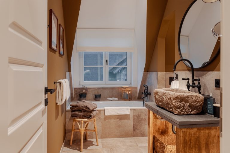 Room No.10: Bathroom with bathtub and stone washbasin, Hof Bissee