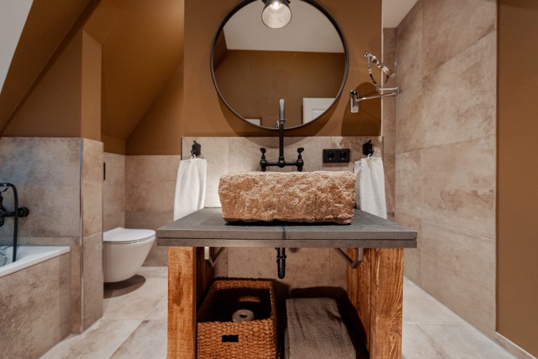 Room No.10: Bathroom with stone washbasin, toilet and bathtub, Hof Bissee
