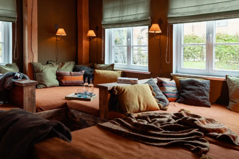 Gemütliche Lounge mit Kissen und Decken im Gästehaus, Hof Bissee