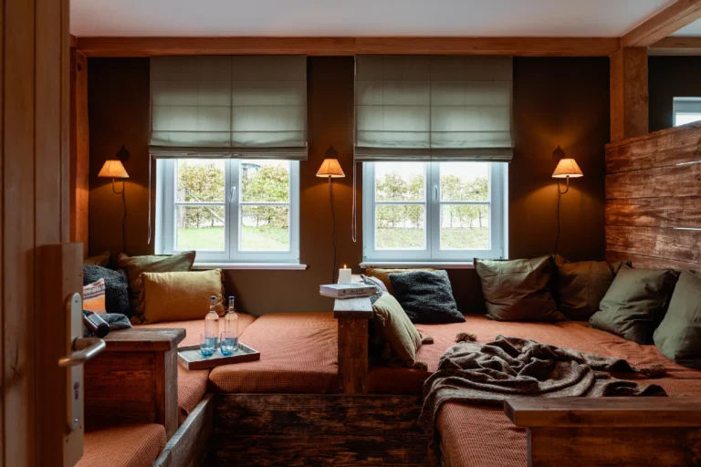 Corn Barn Spa: Relaxation room with lounge sofa and cushions, Hof Bissee