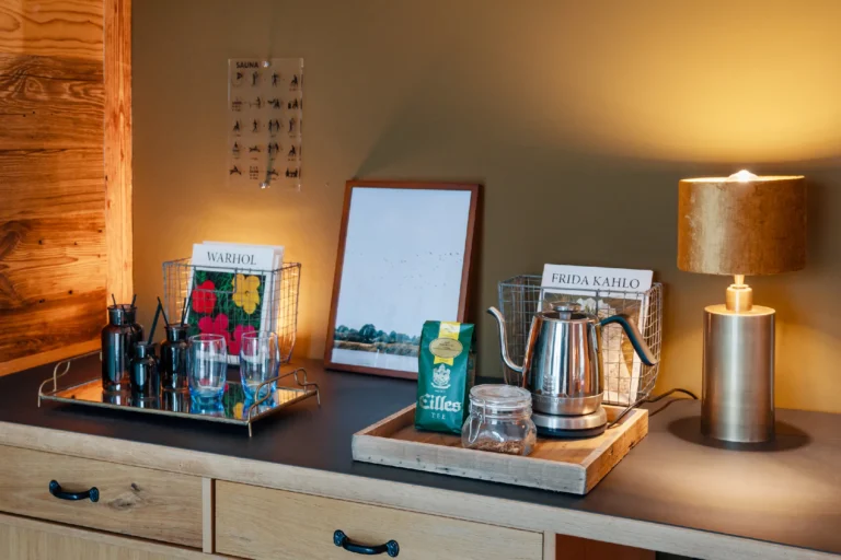 Corn Barn Spa: Tea station with kettle and drinks, Hof Bissee