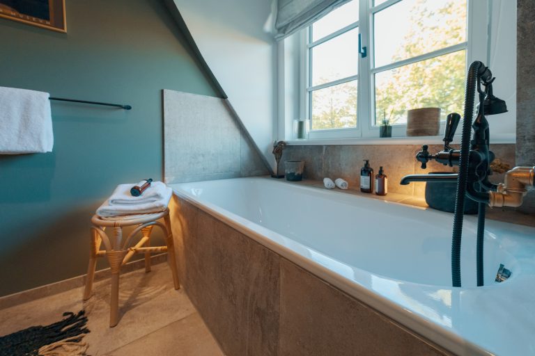 Room No.7: Bathtub under the sloping ceiling with black fittings, Hof Bissee